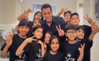 salman-khan-gets-warm-welcome-in-dubai-from-chotu-motu-ahead-of-eid-party-see-pic